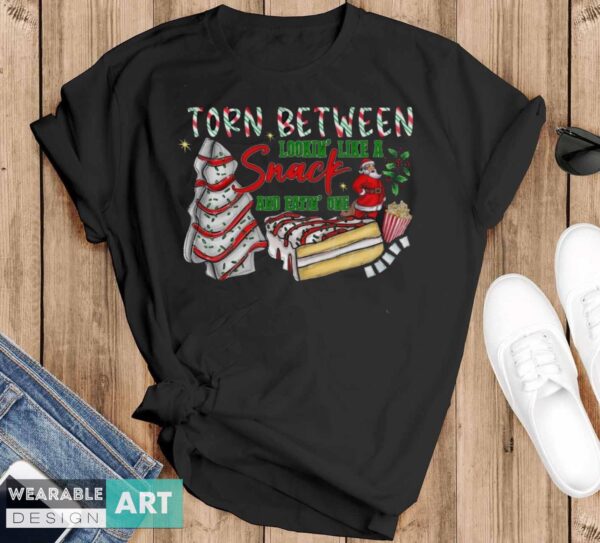 Christmas Tree Cake Torn Between Lookin' Like a Snack and Eatin' One Shirt - Black T-Shirt